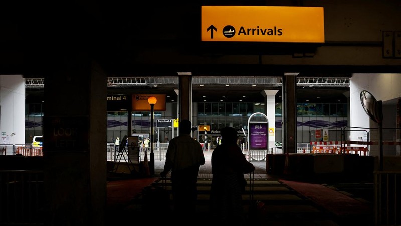 Jalan tampak kosong di luar Terminal 5 di Bandara Internasional Heathrow setelah kebakaran di gardu listrik di dekatnya memutus aliran listrik di bandara, dekat London, Inggris, 21 Maret 2025. (REUTERS/Carlos Jasso)