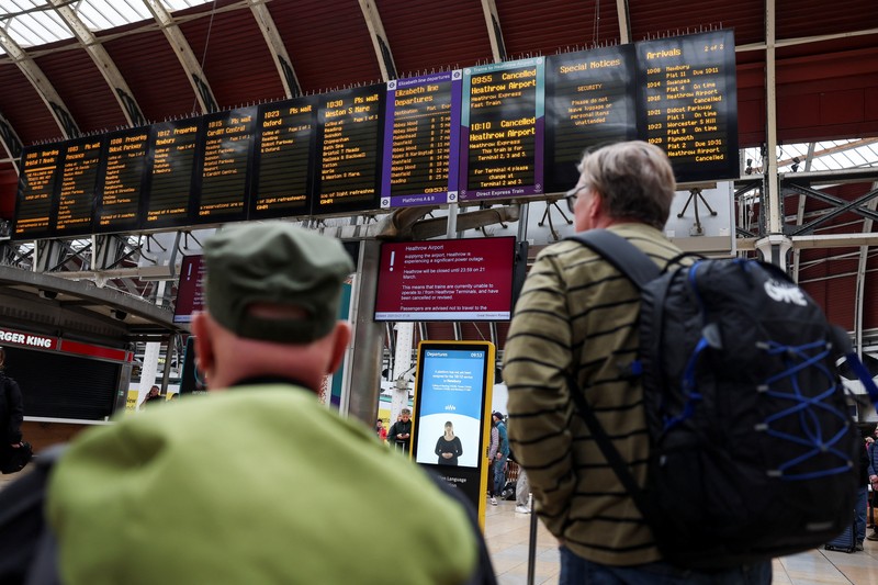 Jalan tampak kosong di luar Terminal 5 di Bandara Internasional Heathrow setelah kebakaran di gardu listrik di dekatnya memutus aliran listrik di bandara, dekat London, Inggris, 21 Maret 2025. (REUTERS/Carlos Jasso)