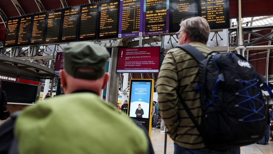 Jalan tampak kosong di luar Terminal 5 di Bandara Internasional Heathrow setelah kebakaran di gardu listrik di dekatnya memutus aliran listrik di bandara, dekat London, Inggris, 21 Maret 2025. (REUTERS/Carlos Jasso)