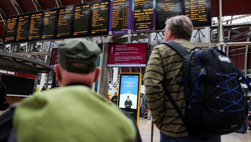 Jalan tampak kosong di luar Terminal 5 di Bandara Internasional Heathrow setelah kebakaran di gardu listrik di dekatnya memutus aliran listrik di bandara, dekat London, Inggris, 21 Maret 2025. (REUTERS/Carlos Jasso)