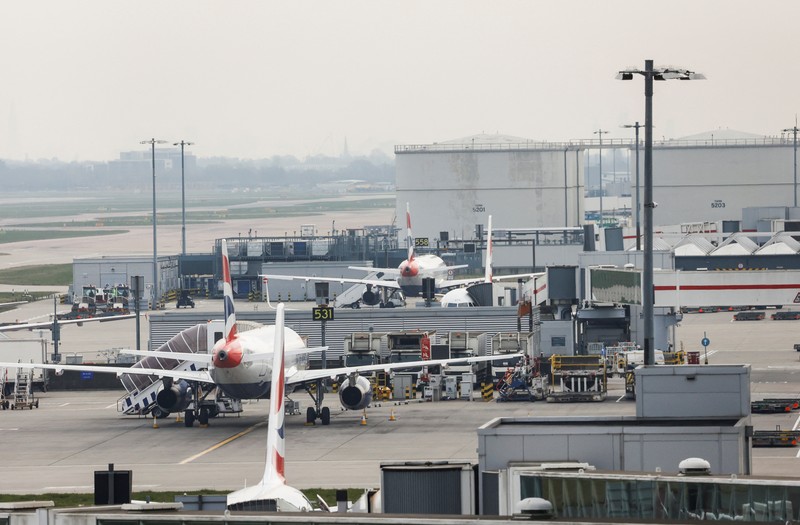 Jalan tampak kosong di luar Terminal 5 di Bandara Internasional Heathrow setelah kebakaran di gardu listrik di dekatnya memutus aliran listrik di bandara, dekat London, Inggris, 21 Maret 2025. Jalan tampak kosong di luar Terminal 5 di Bandara Internasional Heathrow setelah kebakaran di gardu listrik di dekatnya memutus aliran listrik di bandara, dekat London, Inggris, 21 Maret 2025. (REUTERS/Carlos Jasso)