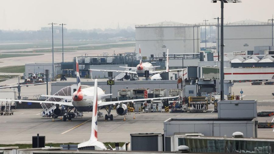 Jalan tampak kosong di luar Terminal 5 di Bandara Internasional Heathrow setelah kebakaran di gardu listrik di dekatnya memutus aliran listrik di bandara, dekat London, Inggris, 21 Maret 2025. (REUTERS/Carlos Jasso)