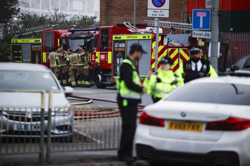 kebakaran yang terjadi di gardu listrik di lingkungan sekitar yang memasok listrik ke Bandara Heathrow di Hayes, London barat. Bandara Heathrow di Inggris, yang merupakan bandara tersibuk di Eropa, ditutup lebih awal pada Jumat (21/3/2025). (Handout / AFP)