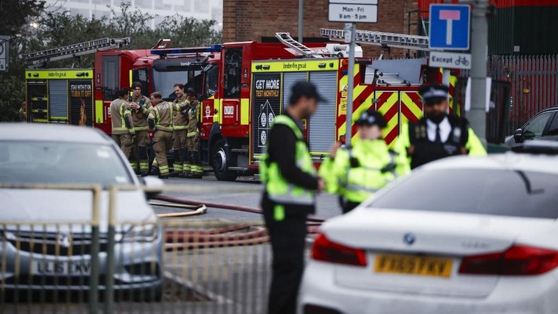 kebakaran yang terjadi di gardu listrik di lingkungan sekitar yang memasok listrik ke Bandara Heathrow di Hayes, London barat. Bandara Heathrow di Inggris, yang merupakan bandara tersibuk di Eropa, ditutup lebih awal pada Jumat (21/3/2025). (Handout / AFP)
