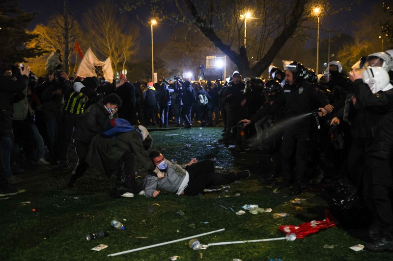 Polisi dan demonstran bentrok atas penahanan wali kota Istanbul saat aksi protes di Ankara, Turki, Kamis (20/3/2025). (REUTERS/Cagla Gurdogan) Polisi dan demonstran bentrok atas penahanan wali kota Istanbul saat aksi protes di Ankara, Turki, Kamis (20/3/2025). (REUTERS/Cagla Gurdogan)