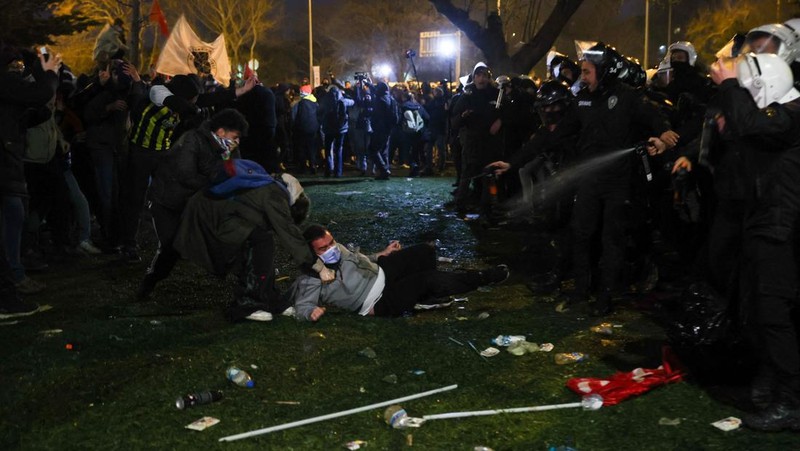 Polisi dan demonstran bentrok atas penahanan wali kota Istanbul saat aksi protes di Ankara, Turki, Kamis (20/3/2025). (REUTERS/Cagla Gurdogan)