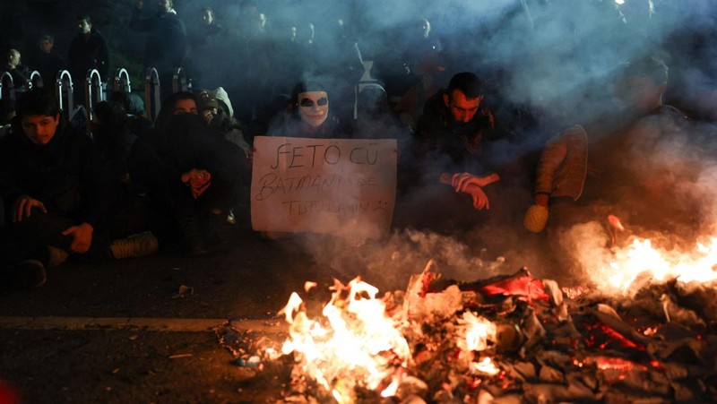 Polisi dan demonstran bentrok atas penahanan wali kota Istanbul saat aksi protes di Ankara, Turki, Kamis (20/3/2025). (REUTERS/Cagla Gurdogan)
