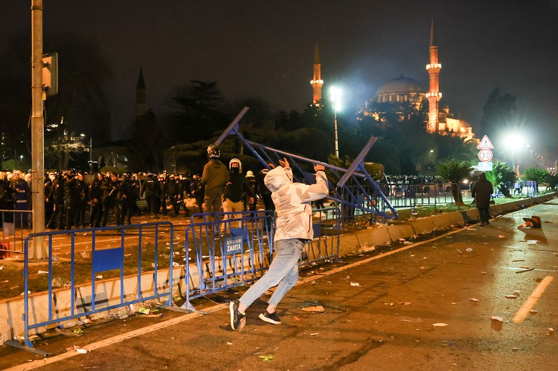 Polisi dan demonstran bentrok atas penahanan wali kota Istanbul saat aksi protes di Ankara, Turki, Kamis (20/3/2025). (REUTERS/Cagla Gurdogan)