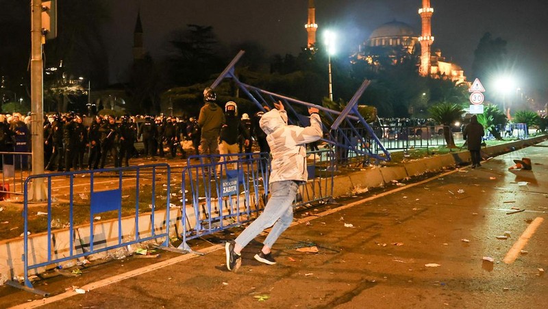 Polisi dan demonstran bentrok atas penahanan wali kota Istanbul saat aksi protes di Ankara, Turki, Kamis (20/3/2025). (REUTERS/Cagla Gurdogan)