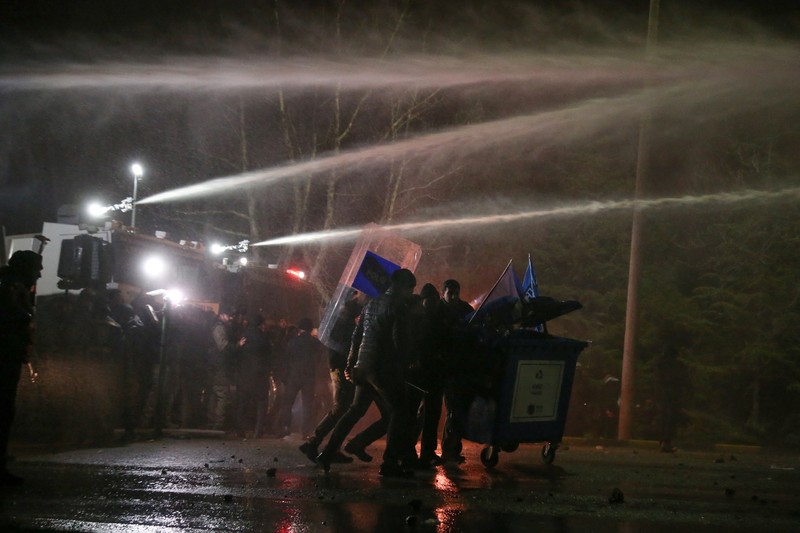 Polisi dan demonstran bentrok atas penahanan wali kota Istanbul saat aksi protes di Ankara, Turki, Kamis (20/3/2025). (REUTERS/Cagla Gurdogan)