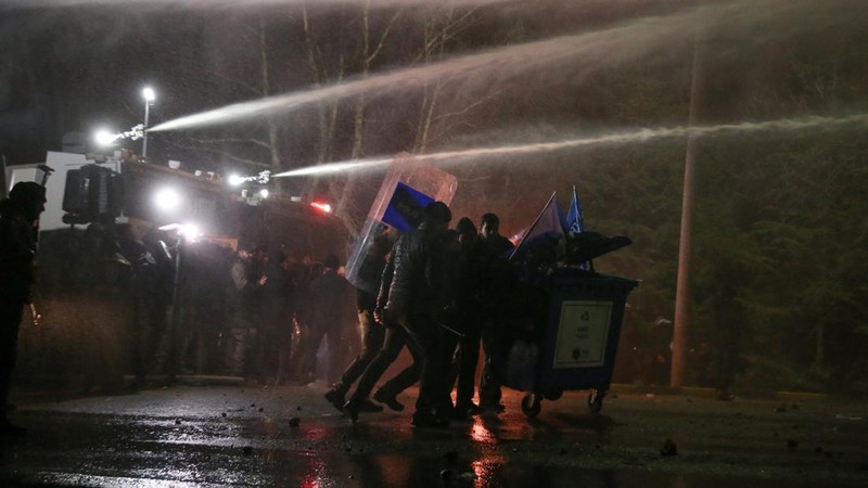 Polisi dan demonstran bentrok atas penahanan wali kota Istanbul saat aksi protes di Ankara, Turki, Kamis (20/3/2025). (REUTERS/Cagla Gurdogan)