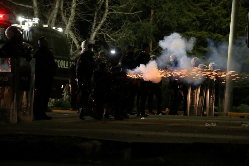 Polisi dan demonstran bentrok atas penahanan wali kota Istanbul saat aksi protes di Ankara, Turki, Kamis (20/3/2025). (REUTERS/Cagla Gurdogan)