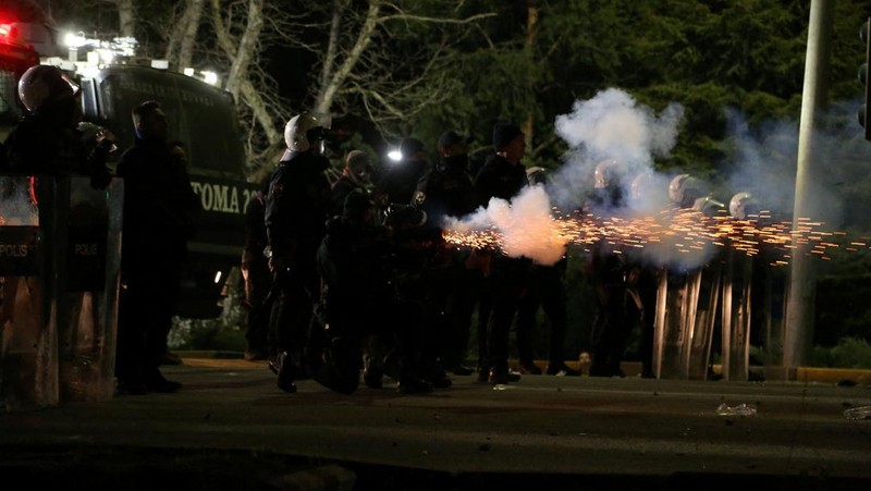 Polisi dan demonstran bentrok atas penahanan wali kota Istanbul saat aksi protes di Ankara, Turki, Kamis (20/3/2025). (REUTERS/Cagla Gurdogan)