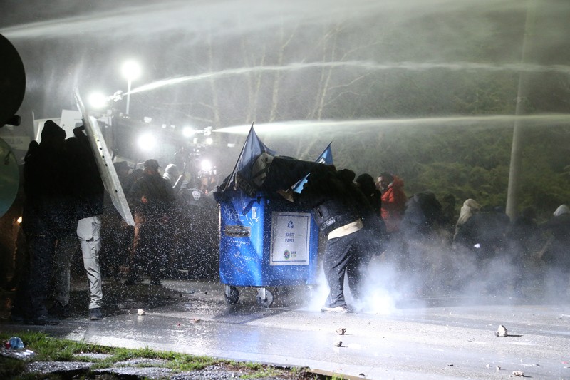 Polisi dan demonstran bentrok atas penahanan wali kota Istanbul saat aksi protes di Ankara, Turki, Kamis (20/3/2025). (REUTERS/Cagla Gurdogan)