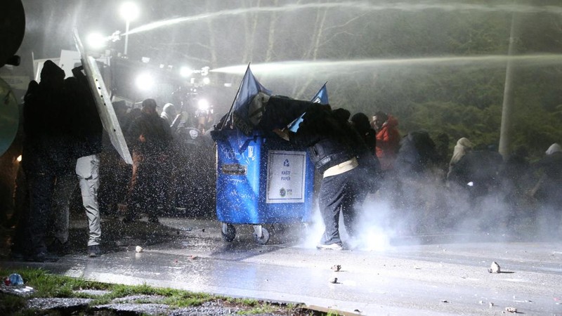 Polisi dan demonstran bentrok atas penahanan wali kota Istanbul saat aksi protes di Ankara, Turki, Kamis (20/3/2025). (REUTERS/Cagla Gurdogan)