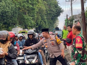 Sinergi Polri-TNI  di Sidoarjo Bagikan Ratusan Takjil untuk Pengendara