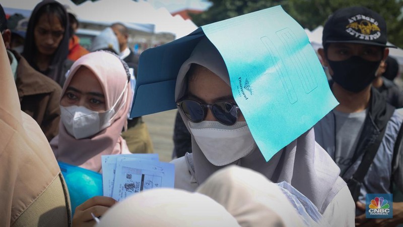 Antrean mengular puluhan kendaraan untuk melakukan pengurusan pajak kendaraan di Samsat Kota Bekasi, Jl. Insinyur H. Juanda, Bekasi, Jawa Barat, Jumat (21/3/2025). (CNBC Indonesia/Tias Budiarto)