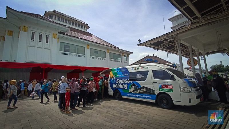 Antrean mengular puluhan kendaraan untuk melakukan pengurusan pajak kendaraan di Samsat Kota Bekasi, Jl. Insinyur H. Juanda, Bekasi, Jawa Barat, Jumat (21/3/2025). (CNBC Indonesia/Tias Budiarto)