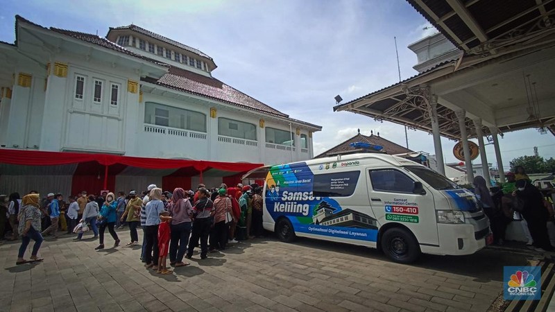 Antrean mengular puluhan kendaraan untuk melakukan pengurusan pajak kendaraan di Samsat Kota Bekasi, Jl. Insinyur H. Juanda, Bekasi, Jawa Barat, Jumat (21/3/2025). (CNBC Indonesia/Tias Budiarto)