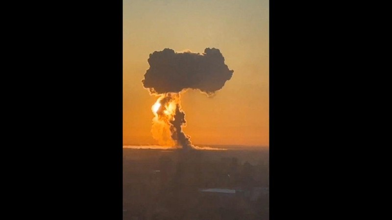 Asap mengepul dari pangkalan udara Engels, selama konflik Rusia-Ukraina, di Engels, Wilayah Saratov, Rusia, Kamis (20/3/2025). (SOCIAL MEDIA/via REUTERS)