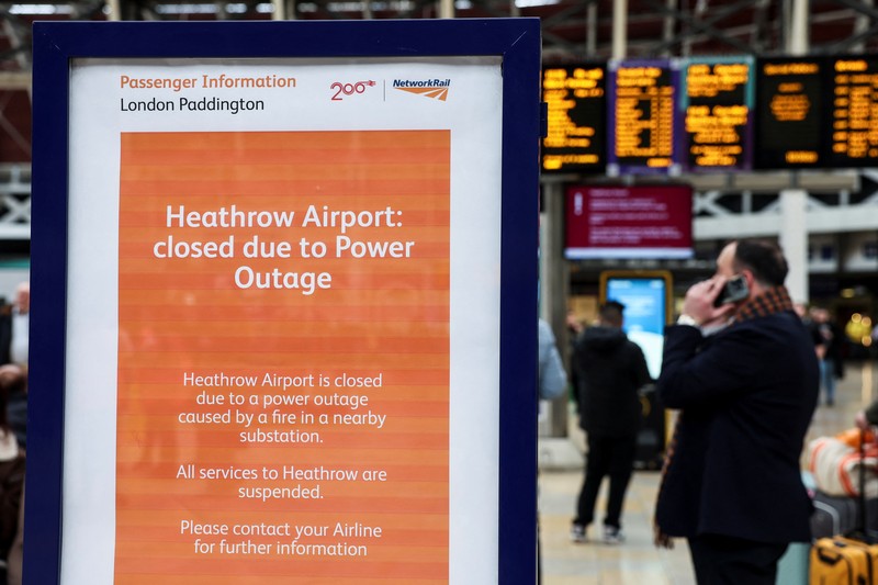 Jalan tampak kosong di luar Terminal 5 di Bandara Internasional Heathrow setelah kebakaran di gardu listrik di dekatnya memutus aliran listrik di bandara, dekat London, Inggris, 21 Maret 2025. Jalan tampak kosong di luar Terminal 5 di Bandara Internasional Heathrow setelah kebakaran di gardu listrik di dekatnya memutus aliran listrik di bandara, dekat London, Inggris, 21 Maret 2025. (REUTERS/Carlos Jasso)