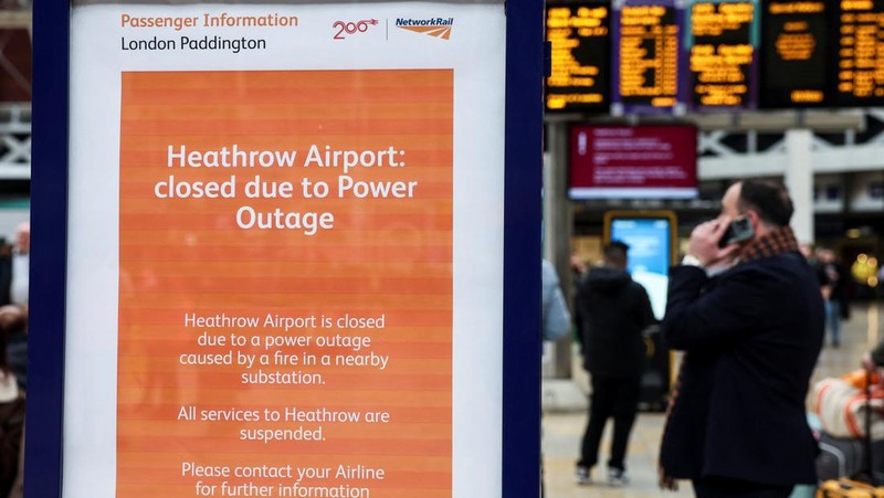 Jalan tampak kosong di luar Terminal 5 di Bandara Internasional Heathrow setelah kebakaran di gardu listrik di dekatnya memutus aliran listrik di bandara, dekat London, Inggris, 21 Maret 2025. (REUTERS/Carlos Jasso)