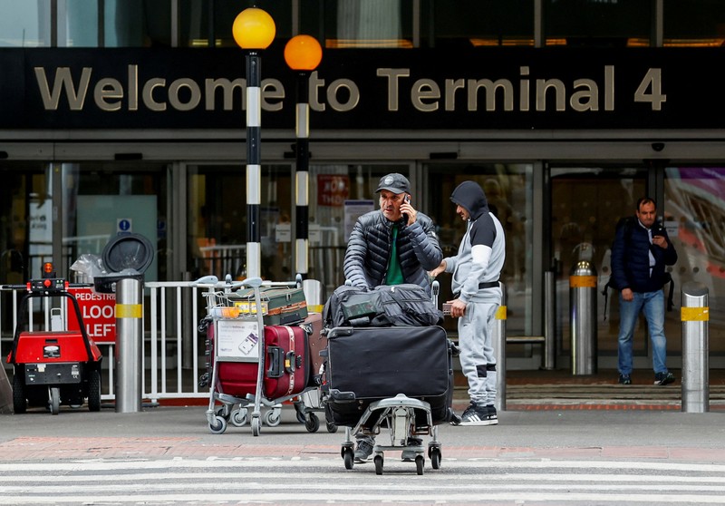 Jalan tampak kosong di luar Terminal 5 di Bandara Internasional Heathrow setelah kebakaran di gardu listrik di dekatnya memutus aliran listrik di bandara, dekat London, Inggris, 21 Maret 2025. Jalan tampak kosong di luar Terminal 5 di Bandara Internasional Heathrow setelah kebakaran di gardu listrik di dekatnya memutus aliran listrik di bandara, dekat London, Inggris, 21 Maret 2025. (REUTERS/Carlos Jasso)