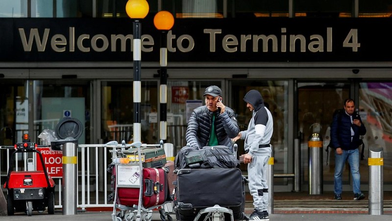 Jalan tampak kosong di luar Terminal 5 di Bandara Internasional Heathrow setelah kebakaran di gardu listrik di dekatnya memutus aliran listrik di bandara, dekat London, Inggris, 21 Maret 2025. (REUTERS/Carlos Jasso)