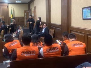 Pendukung Hasto Pakai Rompi Oranye Tahanan Politik di Ruang Sidang