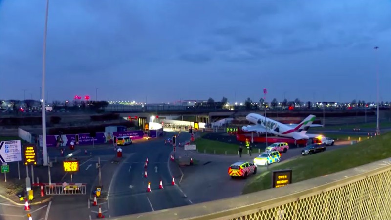kebakaran yang terjadi di gardu listrik di lingkungan sekitar yang memasok listrik ke Bandara Heathrow di Hayes, London barat. Bandara Heathrow di Inggris, yang merupakan bandara tersibuk di Eropa, ditutup lebih awal pada Jumat (21/3/2025). (Handout / AFP) kebakaran yang terjadi di gardu listrik di lingkungan sekitar yang memasok listrik ke Bandara Heathrow di Hayes, London barat. Bandara Heathrow di Inggris, yang merupakan bandara tersibuk di Eropa, ditutup lebih awal pada Jumat (21/3/2025). (Handout / AFP)