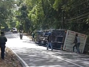 Nyawa Asep Melayang Usai Tertimpa Truk Boks Terguling di Lembang