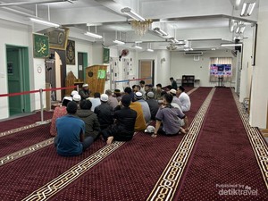 Nyaman Beribadah di Masjid Istiqlal Osaka