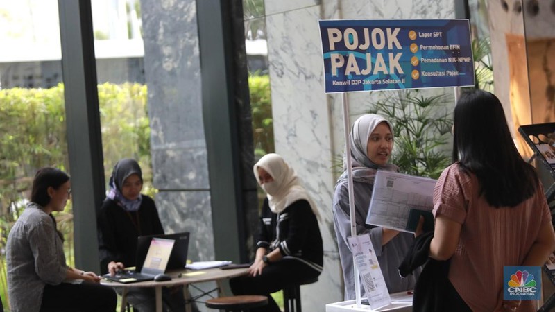 Warga melaporkan SPT tahunan di Pojok Pajak di Treasury Tower, Jakarta, Jumat (21/3/2025). (վ/Muhammad Sabki)