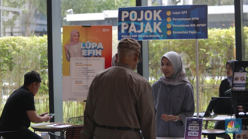 Warga melaporkan SPT tahunan di Pojok Pajak di Treasury Tower, Jakarta, Jumat (21/3/2025). (վ/Muhammad Sabki)