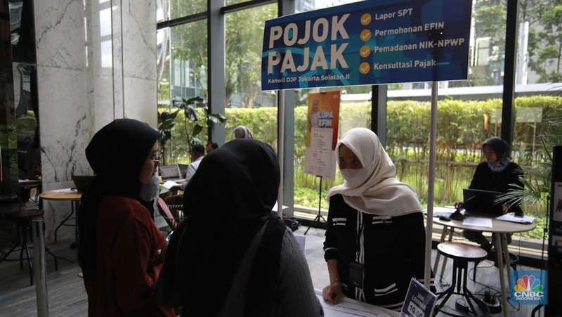 Warga melaporkan SPT tahunan di Pojok Pajak di Treasury Tower, Jakarta, Jumat (21/3/2025). (վ/Muhammad Sabki)