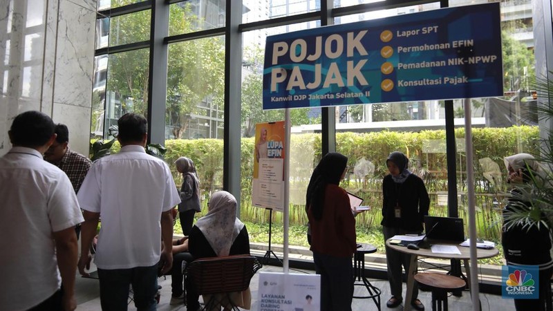 Warga melaporkan SPT tahunan di Pojok Pajak di Treasury Tower, Jakarta, Jumat (21/3/2025). (վ/Muhammad Sabki)