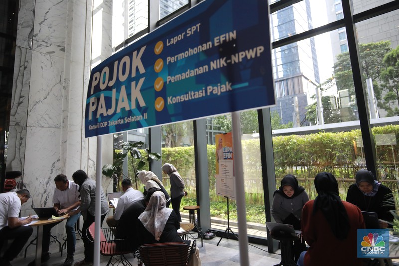 Warga melaporkan SPT tahunan di Pojok Pajak di Treasury Tower, Jakarta, Jumat (21/3/2025). (²©²ÊÍøÕ¾/Muhammad Sabki) Warga melaporkan SPT tahunan di Pojok Pajak di Treasury Tower, Jakarta, Jumat (21/3/2025). (²©²ÊÍøÕ¾/Muhammad Sabki)