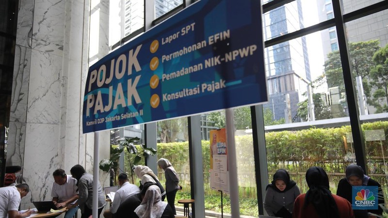 Warga melaporkan SPT tahunan di Pojok Pajak di Treasury Tower, Jakarta, Jumat (21/3/2025). (վ/Muhammad Sabki)