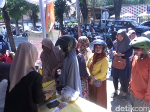 Pasar Sembako Murah di Lumajang Diserbu Warga