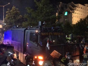 Demo Tolak UU TNI di DPRD DIY Ricuh, Water Canon Dikerahkan