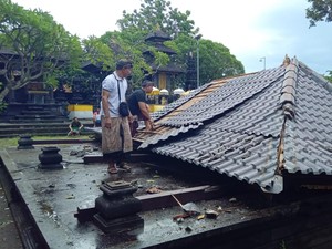 Bale di Pura Silayukti Karangasem Ambruk, Dua Pemedek Nyaris Jadi Korban