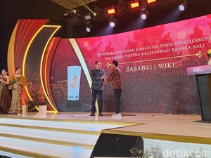 BASAbali Wiki Raih Penghargaan Pejuang Kelestarian Bahasa Bali