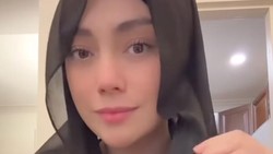 Ketika Celine Evangelista Bagikan Tutorial Memakai Hijab