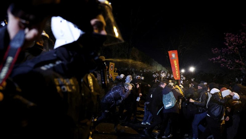 Polisi anti huru hara menggunakan meriam air untuk membubarkan mahasiswa selama protes terhadap penahanan Wali Kota Istanbul Ekrem Imamoglu, di Ankara, Turki, 21 Maret 2025. (REUTERS/Cagla Gurdogan)