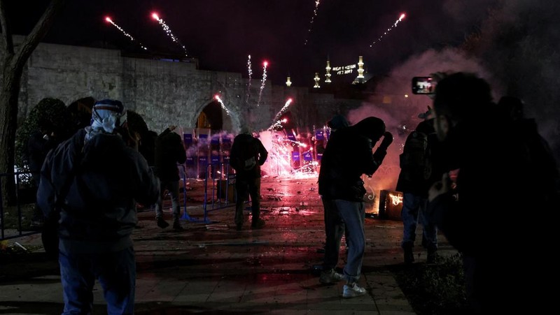 Polisi anti huru hara menggunakan meriam air untuk membubarkan mahasiswa selama protes terhadap penahanan Wali Kota Istanbul Ekrem Imamoglu, di Ankara, Turki, 21 Maret 2025. (REUTERS/Cagla Gurdogan)