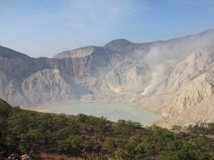 Gunung Sirung di Alor NTT, Kawah Unik dan Sejarah Vulkanik yang Menarik
