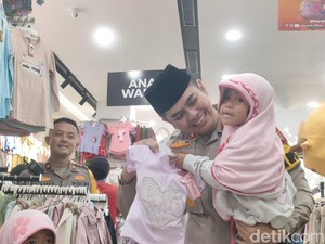 Senyum Bahagia Anisa untuk Pertama Kalinya Beli Baju Lebaran