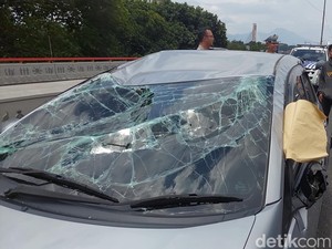 Pikap Tabrak Mobil Parkir di Flyover Pasupati, 2 Orang Terluka