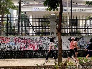 Kondisi Gedung DPRD Jabar Usai Demo Tolak UU TNI Berakhir Ricuh