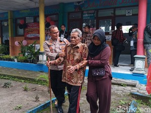 Semangat Pasutri Lansia di Magetan Saat Ikuti Coblosan Ulang